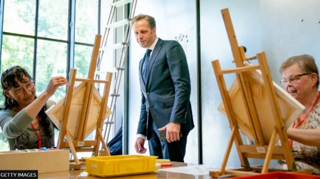 هوگو دی یونگ در یک کارگاه سالمندان