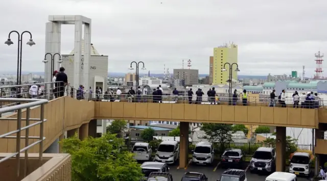 北海道釧路市内の歩道橋の上に20人以上が避難している