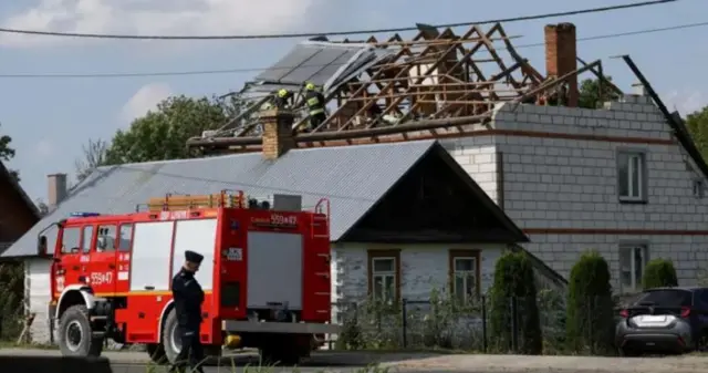 Зруйнований будинок і пожежна машина