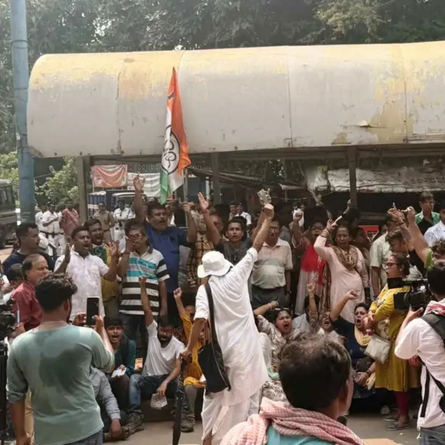 टीएमसी का आरोप है कि विधायकों को धमकियों के साथ पैसों का लालच दिया जा रहा है