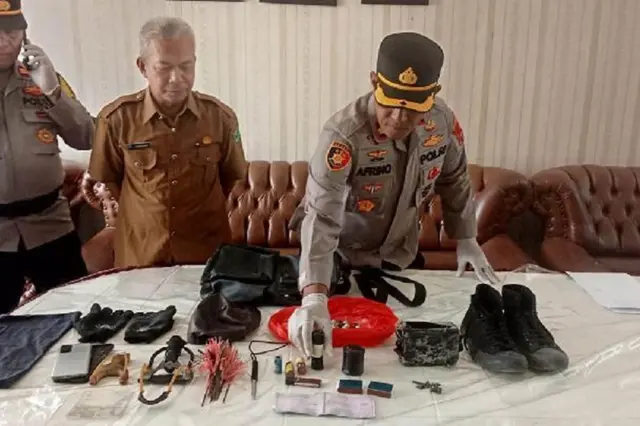 Tim Polda Sumatera Barat memeriksa bahan peledak yang digunakan siswa di MAN 3 Padang, 14 Juli 2026.
