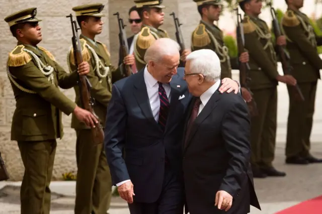 بايدن عندما كان يشغل منصب نائب الرئيس مع رئيس السلطة الفلسطينية محمود عباس في رام الله عام 2010