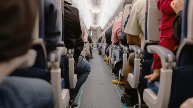 El pasillo de un avión