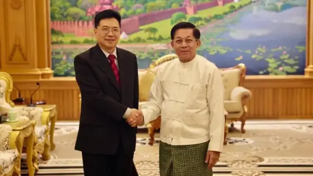 တရုတ်အထူးကိုယ်စားလှယ် မစ္စတာ တိန့်ရွှီကျွင်းနဲ့ စစ်ခေါင်းဆောင်တို့ တွေ့ဆုံခဲ့စဉ် (ပုံဟောင်း)