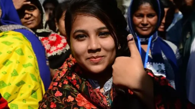 ভোট দেয়ার পর একজন ভোটার 