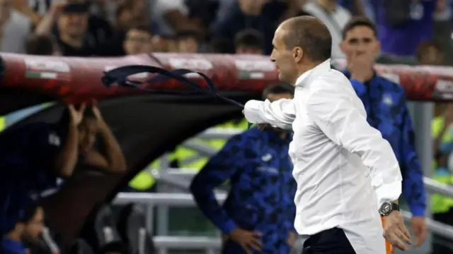 مکس الگری در فینال جام حذفی ایتالیا کت و کراواتش را از تن درآورد و پرت کرد که موجب اخراجش شد