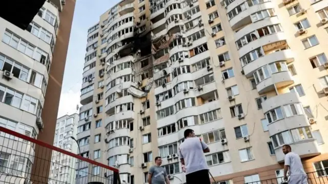 Residentes de Kyiv inspeccionan los daños tras los ataques rusos el viernes.
