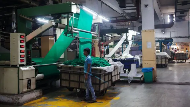 সুরাটের শাড়ি কারখানাগুলো নতুন অর্ডার পাচ্ছে না বললেই চলে