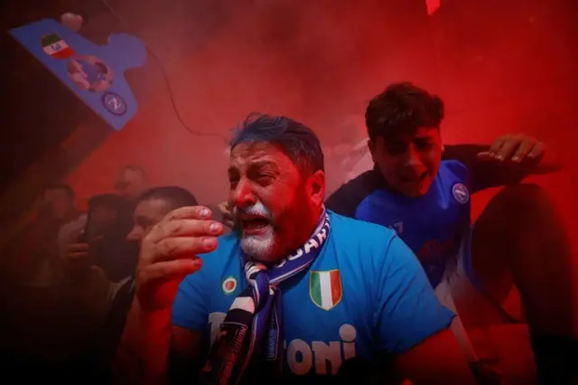 Dubban magoya bayan ƙungiyar ƙwallon ƙafa ta Napoli ne suka nuna farin cikinsu a birnin Naples bayan sun lashe kofin gasar Serie A karon farko cikin shekara 33.