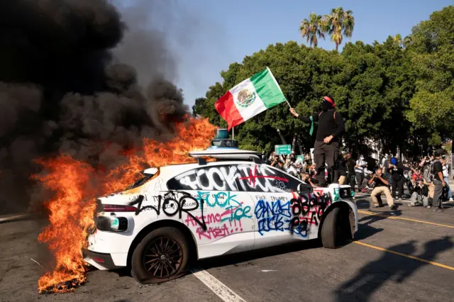 Los Angeles'ta ateşe verilen Waymo isimli elektrikli araç.