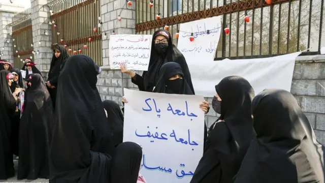 پلیس تهران متحصنان مدافع قانون حجاب را از مقابل مجلس «متفرق» کرد