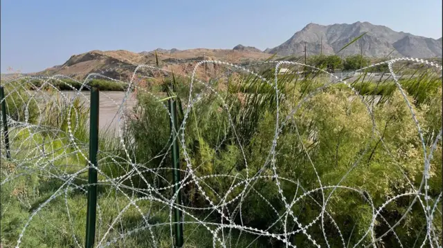 La concertina junto al río Bravo entre Texas y Nuevo México, con el monte Cristo Rey de fondo, el 25 de julio de 2024.