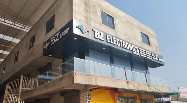 BZ Electronics ના નામથી ચાલતી ભુપેન્દ્રસિંહ ઝાલાની ઇલેક્ટ્રોનિક્સની દુકાન. 