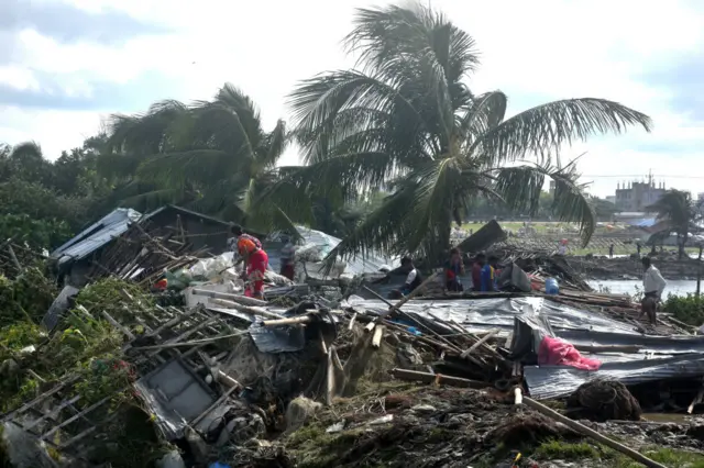  ঘূর্ণিঝড় ধ্বংসস্তূপ