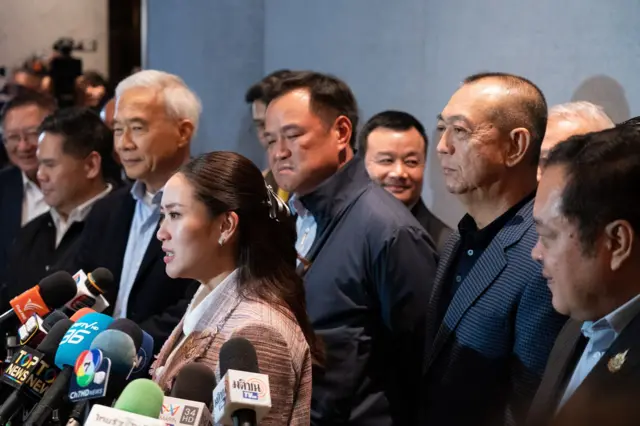 ในวงหารือแกนนำพรรคร่วมรัฐบาลเมื่อ 21 ต.ค. มีการหยิบยกเรื่องนิรโทษกรรมมาพูดคุยกัน แต่นายกฯ บอกเพียงว่า “บางอย่างเป็นเรื่องละเอียดอ่อน มีทั้งที่เห็นตรงกันและไม่ตรงกัน จึงไม่ขอลงในรายละเอียด”