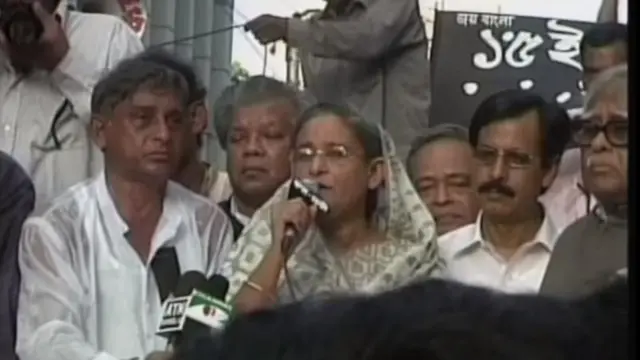 গ্রেনেড বিস্ফোরণের ঠিক আগ মুহূর্তে তোলা এই ছবি: ভাষণ দিচ্ছিলেন শেখ হাসিনা