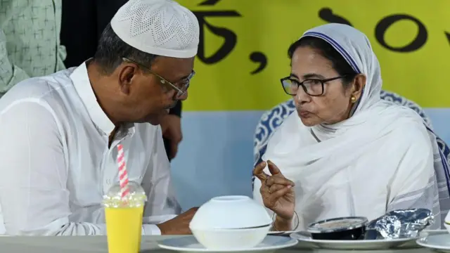 मार्च 2025 में इफ़्तार की दावत के दौरान कलकत्ता के मेयर फ़िरहाद हाक़िम से बात करतीं पश्चिम बंगाल की मुख्यमंत्री ममता बनर्जी