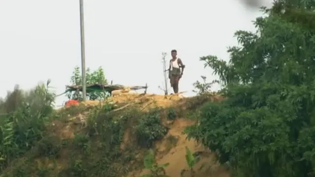 ঘুমধুম-তমব্রু সীমান্ত এলাকার বিভিন্ন সীমান্ত প্রাচীরে আরাকান আর্মির সদস্যদের সশস্ত্র পাহারা