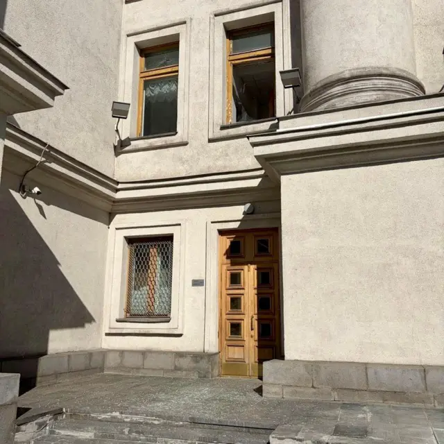 МИД Украины опубликовал фотографию своего здания с выбитыми окнами