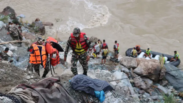 त्रिशूली नदीमा खसेका दुई बसको खोजीकार्यमा संलग्न सुरक्षाकर्मीहरू