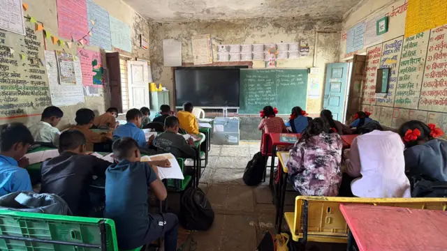 सरकारी शाळांमध्ये मोठ्या प्रमाणावर गरीब कुटुंबांतील विद्यार्थी शिक्षण घेतात.
