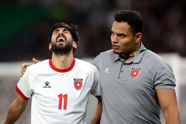 المهاجم الأردني يزن النعيمات يتألم بعد إصابته في كأس العرب بالرباط الصليبي