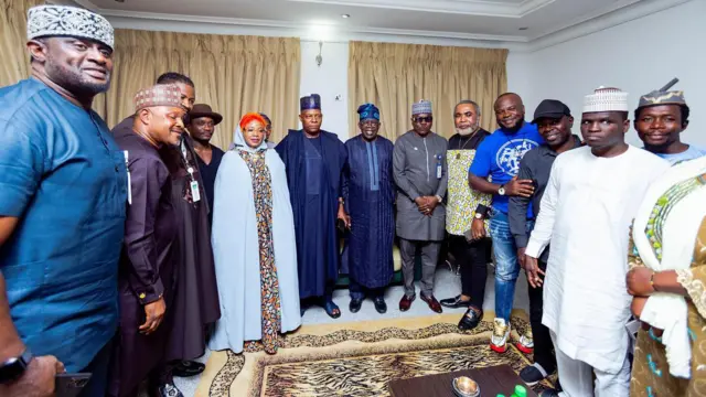 Aworan Tinubu ati awọn oṣere tiata 