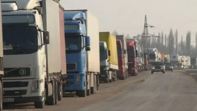 Кыргыз-казак чек арасындагы оор жүк ташуучу унаалар тыгыны