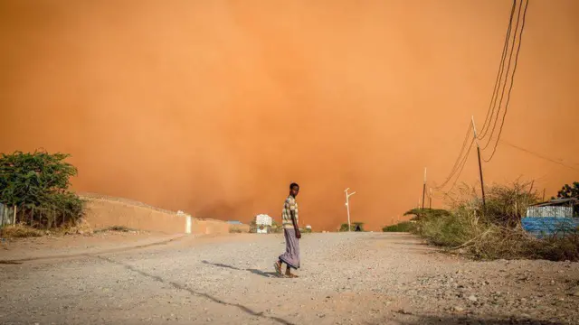 Homem negromelhores odds para apostar hojeuma estrada não pavimentada com uma nuvemmelhores odds para apostar hojepoeira ao fundo 