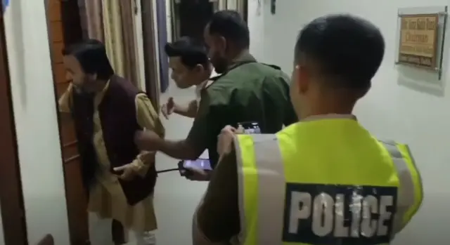 ঘটনাস্থল থেকে নারী শিক্ষক এবং কর্মচারীর রক্তাক্ত দেহ উদ্ধার করে পুলিশ 