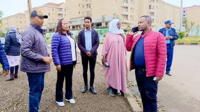 የቦሌ ክፍለ ከተማ አመራሮች በሁለተኛው ምዕራፍ የኮሪደር ግንባታ እየተከናወኑ ያሉ ስራዎችን ሲጎበኙ