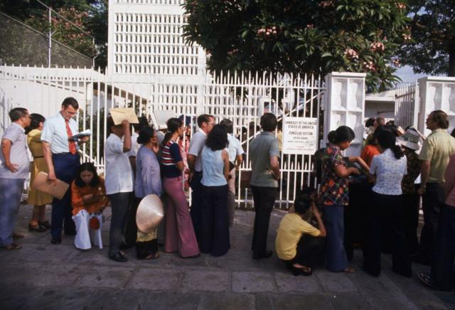 Sài Gòn năm 1975: Nhiều người xếp hàng bên ngoài Đại sứ quán Mỹ đón xe buýt tới sân bay Tân Sơn Nhất để sơ tán bằng đường hàng không