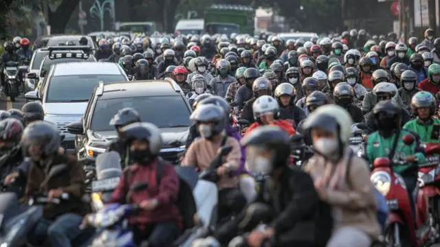 Kepadatan kendaraan di Jalan Raya Margonda, Kota Depok, Jawa Barat, Kamis (18/07)