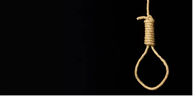 U tasodifan kokraklarini korsatdi.