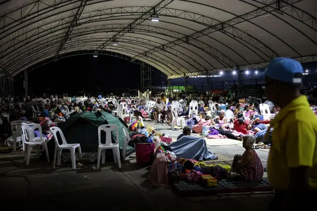 Las personas evacuadas de las zonas fronterizas debido a la escalada de la disputa entre Tailandia y Camboya se preparan para dormir en el Circuito Internacional de Chang en la provincia de Buriram, Tailandia, el 24 de julio de 2025.