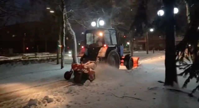 Спецтехніка розчищає сніг в Києві