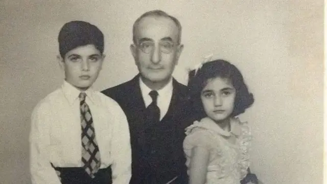 ਅਲੀ ਮਿਰਜ਼ਾ ਇਸਮਾਈਲ ਅਤੇ ਪੋਤਰਾ-ਪੋਤਰੀ ਨਾਲ 