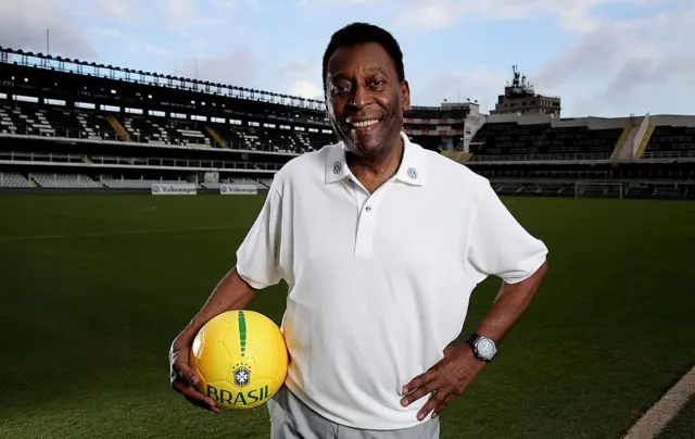 Gameessa kubbaa miillaa Peelee Biraaziil, Saantoos Istaadiyeemii Vila Belmiro wayita daawwatutti Caamsaa 17, 2014