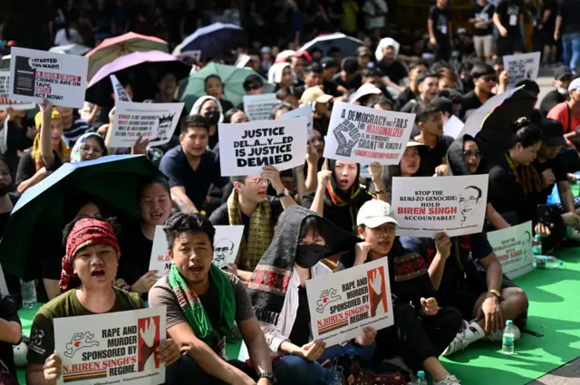 प्रदर्शन करते हुए कुकी समुदाय के लोग