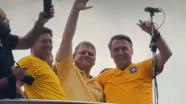 Tarcísio ao ladorodadas gratis betano hojeBolsonaro