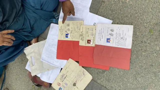 आफ्नो लालपुर्जासहित काठमाण्डूमा प्रदर्शन गर्दै मिटरब्याज पीडित