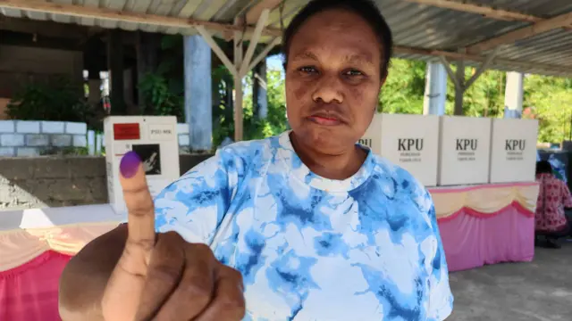 Warga menunjukkan jarinya yang telah dicelupkan tinta usai menggunakan hak pilihnya dalam pemungutan suara ulang Pilkada Provinsi Papua di TPS 013 Kelurahan Wahno, Distrik Abepura, Kota Jayapura, Papua, Rabu (6/8/2025). Pemungutan suara ulang pemilihan Gubernur dan Wakil Gubernur Papua itu berlangsung di 2.023 Tempat Pemungutan Suara (TPS) yang tersebar di 9 Kabupaten dan Kota.
