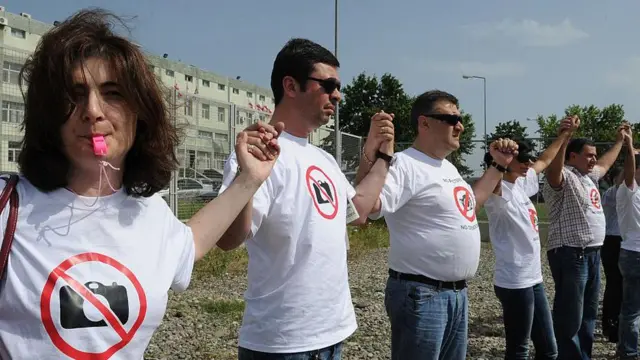 Грузинские журналисты проводят акцию протеста 18 июля 2011 года у тюрьмы в Тбилиси в поддержку обвиненных в шпионаже в пользу Москвы фотографов