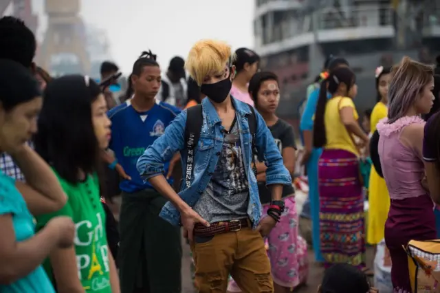 ရန်ကုန်မြို့ ကူးတို့ဆိပ်မှာ ရပ်နေကြတဲ့ အရွယ်လူငယ်တွေ 