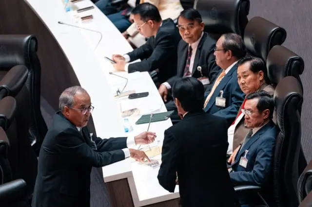 ชูศักดิ์ ศิรินิล (ซ้าย) มือกฎหมายเพื่อไทย พูดคุยกับ สส. ร่วมพรรค