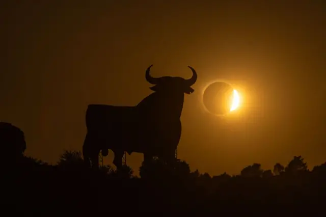 Impresionante imagen del eclipse en la localidad española de Zaragoza.