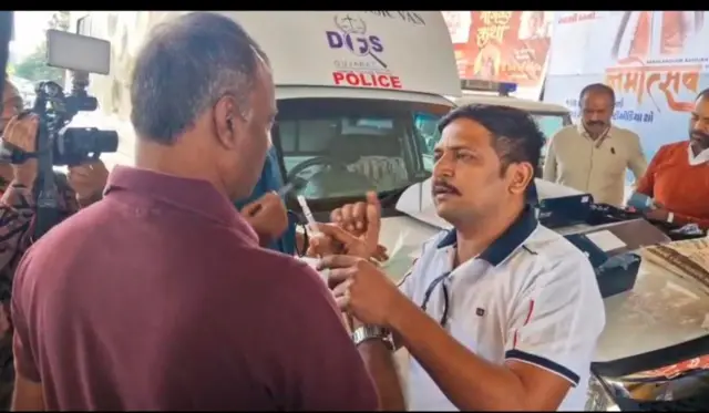 એફએસએલના અધિકારી એસ.જી.હાઈવે પર સલાઈવા ટેસ્ટ માટે સેમ્પલ લેતા 