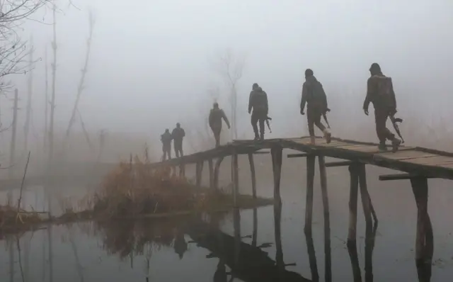 गश्त करते सुरक्षाबल