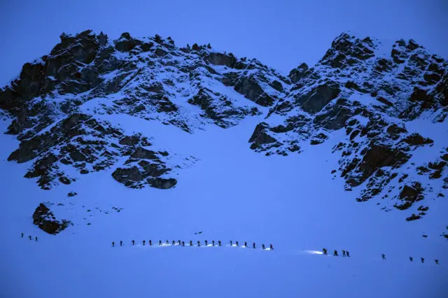 شرکت‌کنندگان از دامنه کوه بالا می‌روند