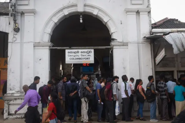 "රේල්වේ එකේ ටිකට් එකක් ඔන් වෙන්නේ මාසයකට කලින්. මාසෙකට කලින් ඔන් වුණාම ඊයේ තප්පර 42 ඇතුලත ටිකට් ටික ඔක්කොම ඉවරයි."